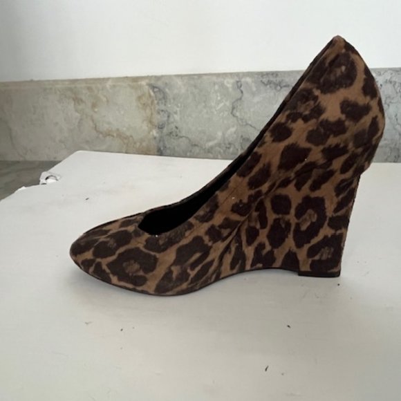 Vera Wang Lavender Cheetah Leopard Print Wedges - Picture 2 of 6